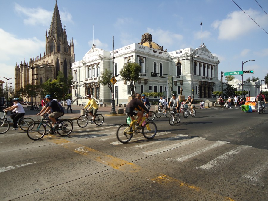 Via Recreativa in front of the University of Guadalajara ©Ryan H.
